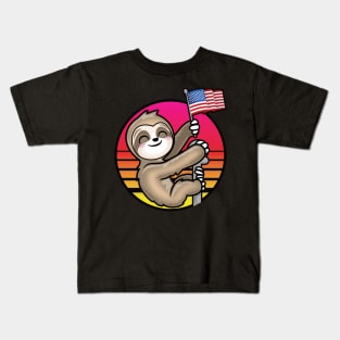 Kawaii Patriotic Sloth Holding USA Flag Retro Sun Kids T-Shirt